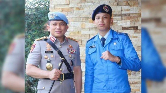 Ferdy Sambo saat masih menjabat Kadiv Propam dan anaknya Tribrata Putra. Mengikuti jejak ayahnya menjadi polisi, anak laki-laki Ferdy Sambo, Tribrata Putra baru saja lolos masuk Akpol (Akademi Kepolisian) 2023. Hal ini turut direspons pemerhati anak sekaligus Ketua LPAI (Lembaga Perlindungan Anak Indonesia) Prov.Banten Adi Abdillah Marta.