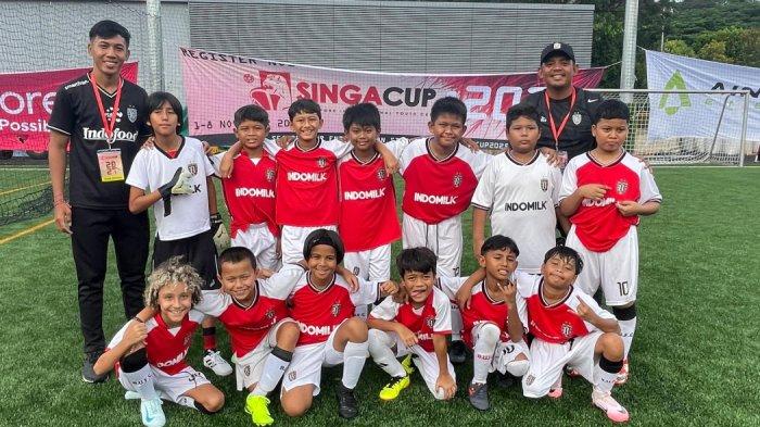 Putra Stefano Cugurra, Roma Cugurra (mengenakan sarung tangan penjaga gawang) bersama kawan-kawan Bali United Academy