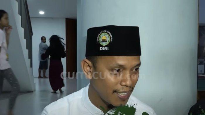 Qurtubi, selaku Ustaz dan penengah di dalam mediasi Dewi Perssik dan Pak RT - Dewi Perssik disebut selalu potong hewan kurban di luar lingkungan, tapi tetap bagi daging ke warga sekitar.