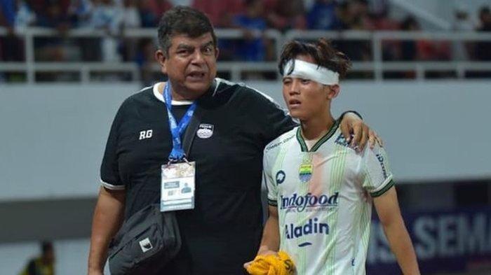 Rafi Ghani dan Arsan Makarin yang mengalami cedera saat Persib Bandung berhadapan dengan PSIS Semarang. Instagram @arsanmakarinalhaq10