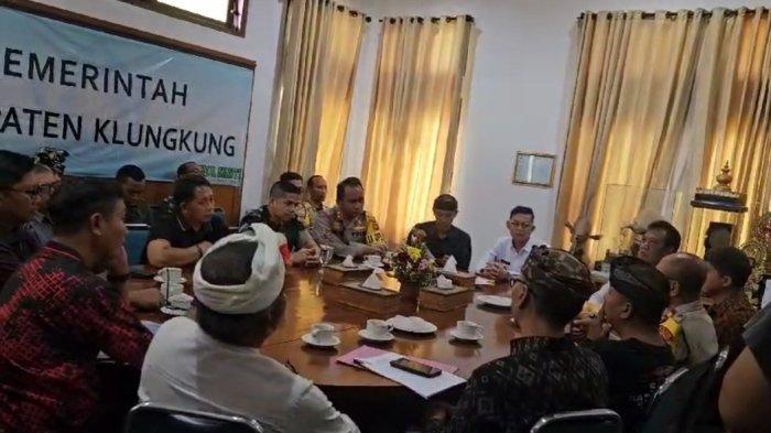 Forkopinda (Forum Koordinasi Pimpinan Daerah) Klungkung, menggelar rapat koordinasi terbatas untuk membahas konflik di Banjar Sental Kangin, Desa Ped, Kecamatan Nusa Penida, Senin (31/3/2025). Rakortas Konflik Banjar Sental Kangin Bali, Bupati Klungkung Satria: Semua Saudara Saya