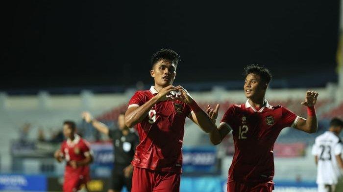 Ramadhan Sananta dan Abdul Rahman saat merayakan gol ke gawang Timor Leste untuk timnas U-23 Indonesia di Rayong Provincial Stadium, Minggu 20 Agustus 2023.