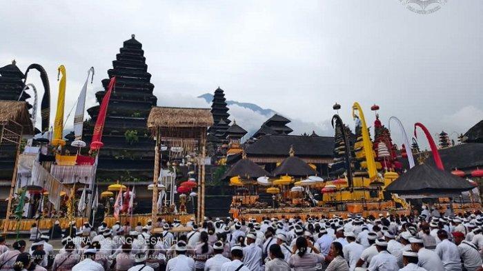 NEDUNANG IDA BHATARA KABEH - Ratusan pamedek dan pangempon mengikuti prosesi Nedunang Ida Bhatara Kabeh di Pura Agung Besakih, Rendang, Karangasem, Rabu 4 April 2025 sore. Wakil Gubernur Bali, Nyoman Giri Prasta, turut ngayah mundut Pralingga Ida Bhatara Lingsir (kiri).