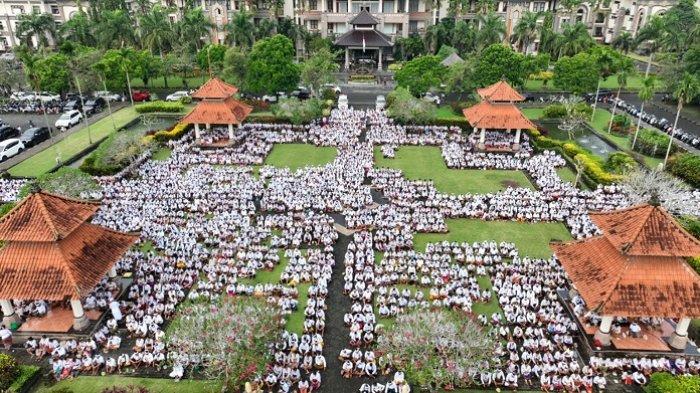 MEJAYA-JAYA - Ribuan CPNS dan PPPK di Kabupaten Badung saat mengikuti Proses mejaya-jaya di Pura Lingga Bhuwana pada Jumat 23 Mei 2025