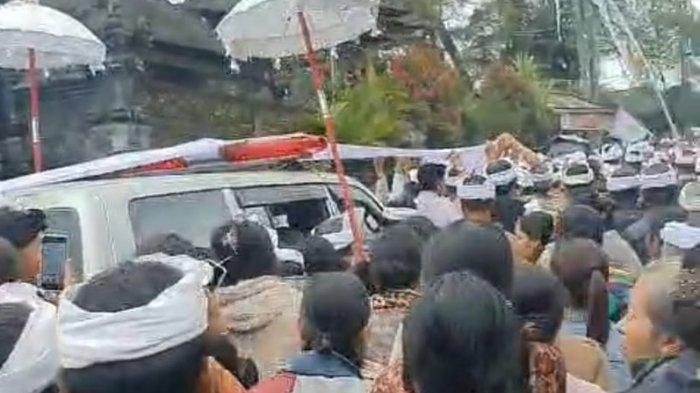 Ribuan krama Desa Adat Batur, Kecamatan Kintamani, Bangli sambut haru jenazah Jero Gede Batur Alitan, Senin 6 Januari 2025.