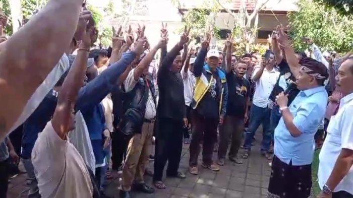 Sejumlah warga saat mendatangi rumah kediaman I Nengah Tamba di Banjar Peh, Desa Kaliakah, Kecamatan Negara, Jembrana, Kamis 11 Juli 2024 - Rumah Tamba Digeruduk Massa Usai ‘Cerai’ Dengan Ipat, Siap Maju Kembali di Pilkada Jembrana 2024