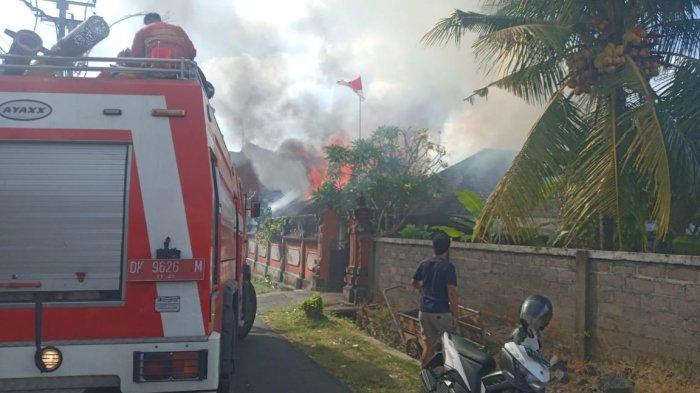 KEBAKARAN RUMAH - Petugas saat berjibaku memadamkan api yang membakar rumah di Dusun Pakel, Desa Sampalan Tengah, Kecamatan Dawan, Senin (28/8). Saat petugas pemadam kebakaran tiba, api sudah membesar. Seluruh bangunan dan seisinya sudah ludes dilalap si jago merah.