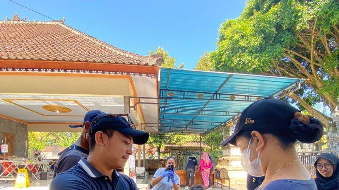 Petugas saat melaksanakan vaksinasi rabies pada HPR peliharaan warga di Balai Banjar Pangkung Tanah Kangin, Desa/Kecamatan Melaya, Jembrana, Kamis 25 Juli 2024.