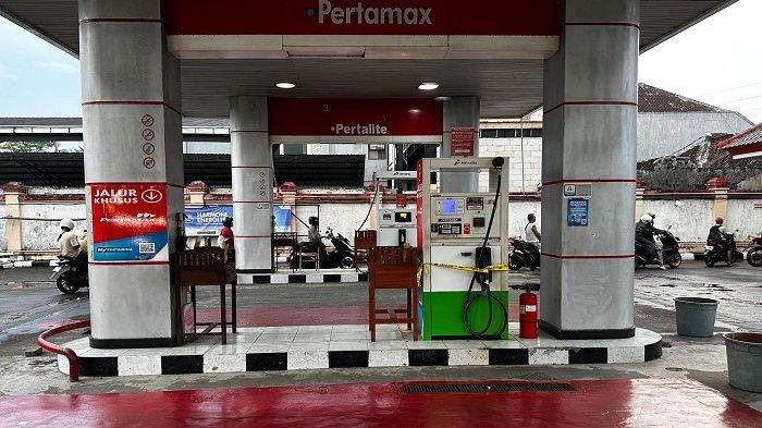 Garis Polisi - Suasana terkini SPBU 54.801.32 di Jalan Gunung Soputan No. 29 yang tidak mendapatkan distribusi BBM sementara waktu setelah dipasangi garis polisi.
