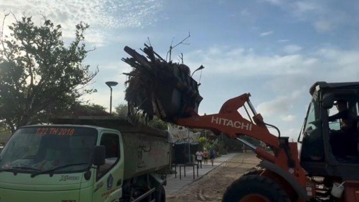 SAMPAH KIRIMAN – Sejumlah alat berat dikerahkah DLHK Badung untuk pembersihan dan pengangkutan sampah kiriman di Pantai Legian, Kuta, Badung, Rabu (4/12).