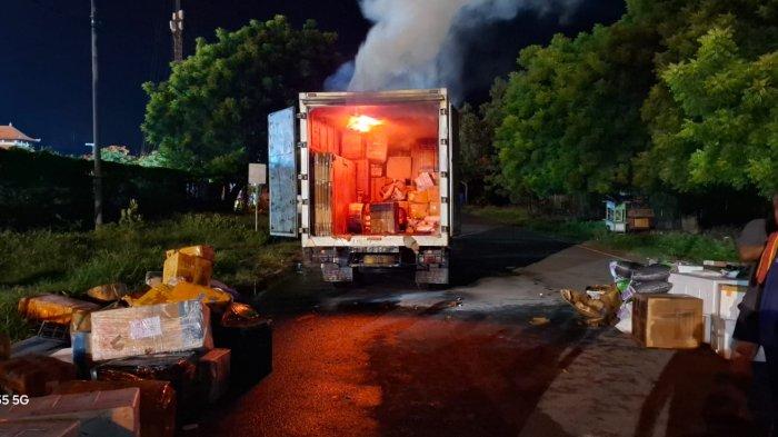 Situasi di TKP sebuah truk boks kebakaran saat berada di dalam KMP Jambo 8 yang hendak sandar di Pelabuhan Gilimanuk, Jembrana, Selasa 31 Desember 2024 dini hari - Saat Hendak Sandar di Pelabuhan Gilimanuk Bali, Truk Boks Terbakar di Dalam Kapal