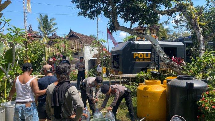 Sat Samapta Polres Jembrana sata menyalurkan air bersih untuk warga di Lingkungan Pancardawa, Kelurahan Pendem, Kecamatan Jembrana, Senin 14 Agustus 2023.