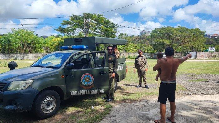 Satpol PP Badung saat melakukan pencarian WNA yang berulah di Jimbaran, Kuta Selatan Badung pada Jumat 5 Juli 2024.