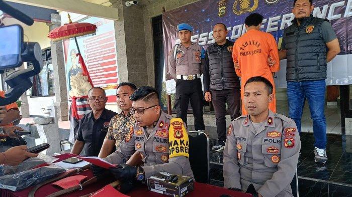 PEMBACOKAN - Satreskrim Polres Bangli menggelar pers rilis kasus pembacokan di Kintamani, di Polres Bangli, Kamis (1/8).