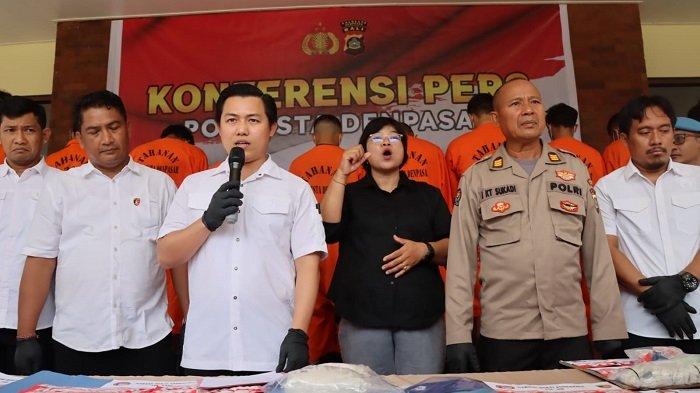 KONFERENSI PERS - Satresnarkoba Polresta Denpasar menggelar konferensi pers tangkapan narkoba periode 1-20 April 2025.