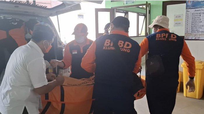 EVAKUASI – Petugas BPBD evakuasi jenazah Gede Suteja Agus Putra yang ditemukan di saluran irigasi di wilayah Desa Dawan Kelod, Dawan, Klungkung, Selasa (21/5/2024) sore.