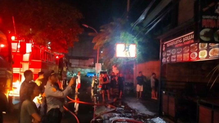 Situasi saat personel Damkar Kabupaten Badung berusaha menjinakkan api di warung makan khas Jawa Timur, Putra Fantaola, Kuta - Sebuah Warung Makan Terbakar di Kuta Bali, Owner dan Karyawan Jebol Atap untuk Selamatkan Diri