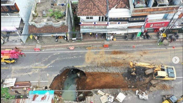 JALAN JEBOL - Sebuah jalan utama di Tabanan amblas usai diterjang hujan deras sehingga membuat kemacetan parah di jalur utama menuju Bedugul.
