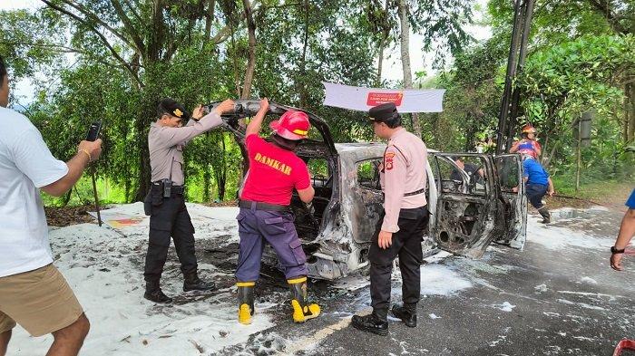 Sebuah mobil Nisan Livina Nopol DK 1721 BH terbakar di Jalur Amlapura- Singaraja, tepatnya di Desa Ababi, Kecamatan Abang, Kabupaten Karangasem pada Selasa (17/12/2024).