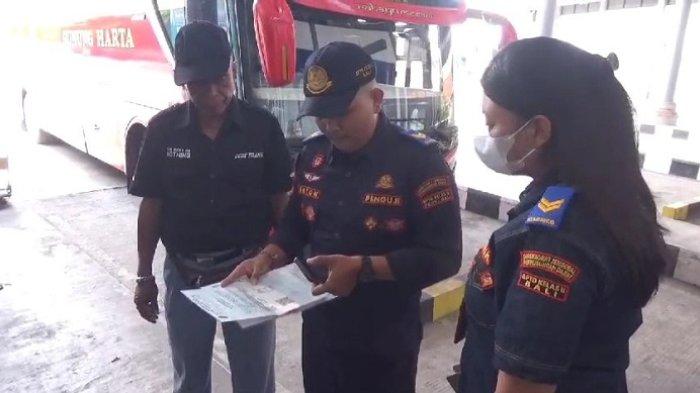 Ram Check – Petugas melakukan ram chech terhadap sejumlah bus di Terminal Mengwi, Kabupaten Badung pada Minggu (23/3).