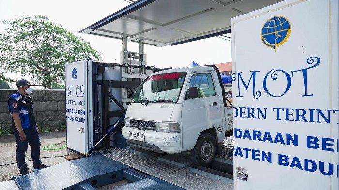 UJI BERKALA - Sejumlah kendaraan saat mengikuti uji berkala di Terminal Mengwi, Badung, Bali beberapa hari lalu