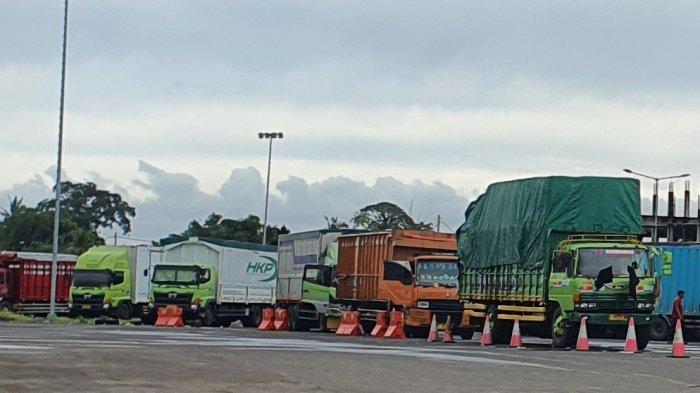 Sejumlah kendaraan sumbu tiga terlihat terparkir di sebelah timur Terminal Mengwi - Lantas Badung Kandangkan Mobil Sumbu Tiga, Tak Diberikan Melintas Saat Arus Mudik dan Balik