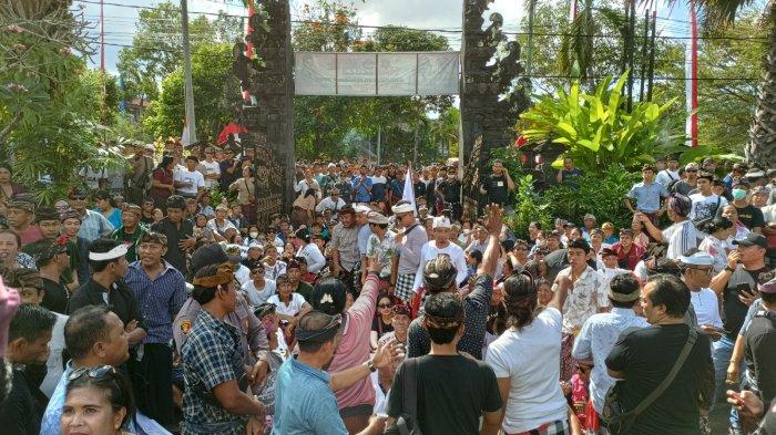 Sejumlah krama adat Bugbug, Kecamatan Karangasem yang tolak pembangunan resort kembali gelar demo ke Kantor Bupati Karangasem, Jumat (28/7/2023) pagi hari.