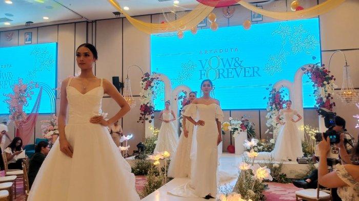 Sejumlah model berpose pada sesi fashion show bridal gown peluncuran kampanye pernikahan Aryaduta “Vow and Forever”.