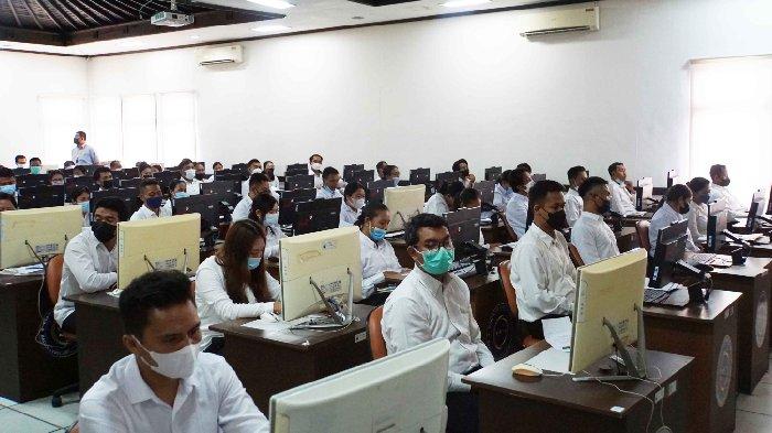 Sejumlah pelamar PPPK Tenaga Teknis di lingkup Pemkab Buleleng, Bali, saat mengikuti CAT di Kantor Regional X BKN Denpasar beberapa waktu lalu