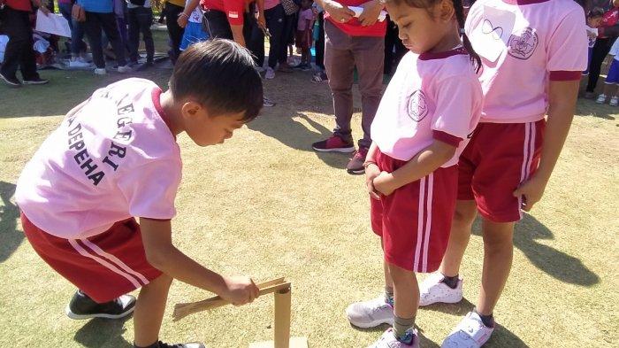Sejumlah siswa PAUD saat mengikuti lomba tradisional Sepit-Sepitan serangkaian HUT ke-78 RI di Taman Kota Singaraja, Senin (14/8).