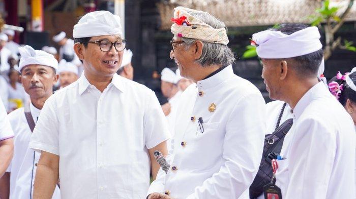 Sekda Adi Arnawa saat menghadiri Karya Tawur Balik Sumpah Utama di Pura Desa, Desa Adat Punggul, Kecamatan Abiansemal pada Kamis 13 Juli 2023.