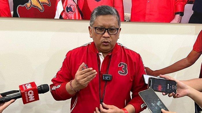 Sekjen PDIP Hasto Kristiyanto usai menggelar pertemuan dengan elite PPP, Perindo serta unsur relawan di Rumah Aspirasi Ganjar Pranowo di Jalan Diponegoro