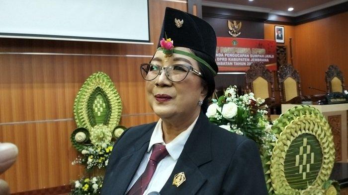 Sekretaris DPC PDIP, Ni Made Sri Sutharmi usai dilantik menjadi Anggota DPRD Jembrana periode 2024-2029 di Gedung DPRD Jembrana, Selasa 13 Agustus 2024.