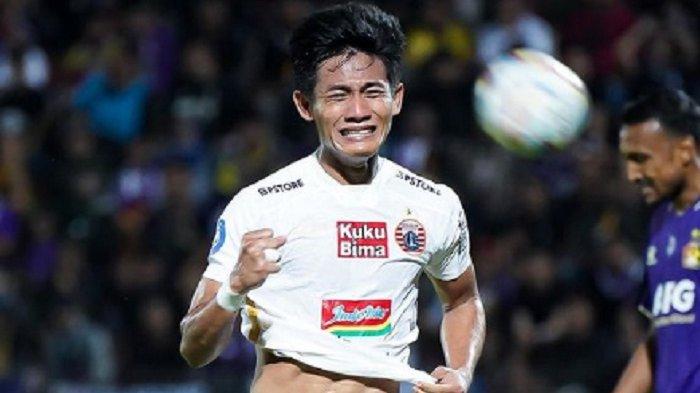 Selebrasi Firza Andika usai mencetak gol bagi Persija Jakarta ke gawang Persik Kediri di Stadion Brawijaya, Kediri, Minggu 17 September 2023. Persija menang dramatis 2-1 lawan Persik.