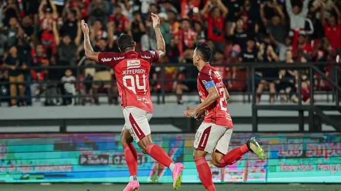 Selebrasi Jefferson de Assis saat mencetak gol pertama di menit ke-22 lewat kotak penalti saat laga melawan Madura United di pekan ketiga Liga 1 di Stadion Kapten I Wayan Dipta Gianyar, Bali pada Sabtu 15 Juli 2023.