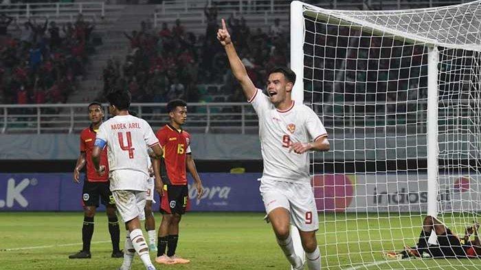 Selebrasi Jens Raves cetak gol di laga ketiga Piala AFF U19 2024 lawan Timor Leste di Stadion Gelora Bung Tomo Surabaya, Selasa, 23 Juli 2024. Sorotan Indra Sjafri Soal Calon Lawan Timnas Indonesia U19 di Semifinal AFF, Thailand atau Malaysia