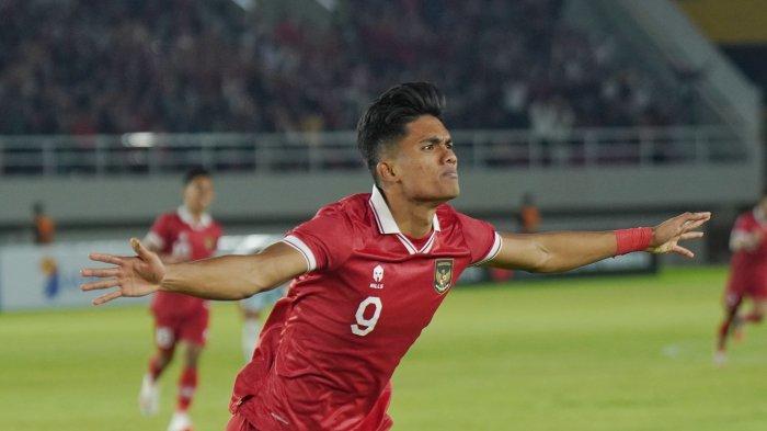Selebrasi pesepak bola Timnas Indonesia, Ramadhan Sananta setelah mencetak gol ke gawang China Taipei dalam ajang kualifikasi Piala Asia U23 2024 di Stadion Manahan, Solo, Sabtu (9/9/2023) malam. TRIBUNNEWS/Muhammad Nursina
