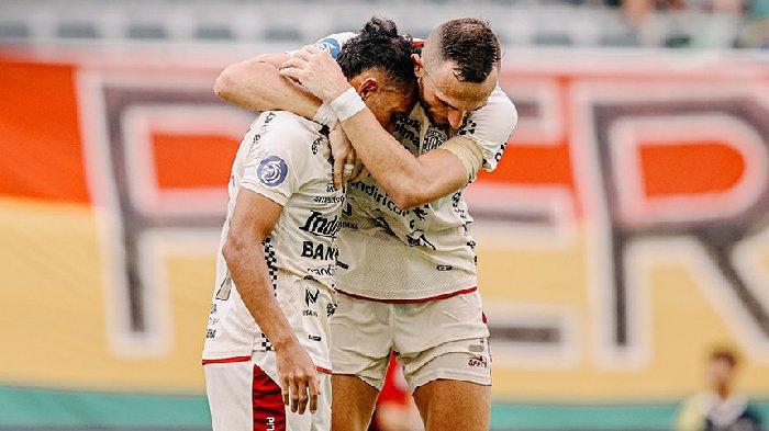 Selebrasi pemain Bali United saat hadapi Persebaya dibabak pertama, 24 April 2024.