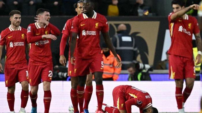 Selebrasi pemain Liverpool saat merayakan gol yang dicetak oleh Mohamed Salah ke gawang Wolves di Stadion Molineux pada matchweek 6 Liga Inggris 2024-2025 (28/9/2024)