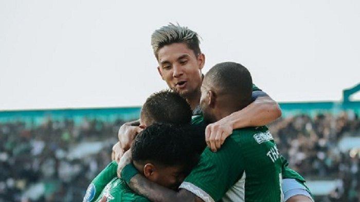 Selebrasi pemain PSS Sleman di Liga 1 2023/2024. Jelang duel PSS Sleman vs Persebaya Surabaya di Stadion Maguwoharjo, Sabtu 26 Agustus 2023, diprediksi imbang lewat skor 1-1.