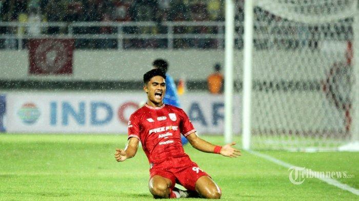 Selebrasi pesepak bola Persis Solo, Ramadhan Sananta usai mencetak gol dalam laga uji coba Persis Solo melawan Jeonbuk Hyundai Motor di Stadion Manahan, Kota Solo, Jawa Tengah, Sabtu (17/6/2023) malam. Persis Solo harus mengakui keunggulan Jeonbuk Hyundai Motor dengan skor 1-2 (1-1).