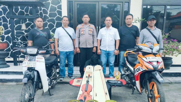 Barang bukti - Kapolsek Kubutambahan, AKP Kadek Robin Yohana (tengah) menunjukkan barang bukti hasil curian W. Seorang Remaja Nekat Curi Motor hingga Gas Elpiji di Buleleng Bali, Hasilnya Dipakai Makan Sehari-hari