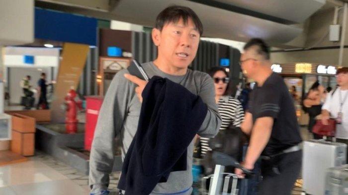 Pelatih Timnas Indonesia, Shin Tae-yong, tiba di Bandara Soekarno-Hatta, Tangerang, Banten, Rabu (22/11/2023)