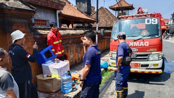 Petugas pemadam kebakaran Klungkung - Sirine Meraung-raung di Jalanan, Damkar Terima Berita Bohong Kebakaran di Pasar Galiran Klungkung