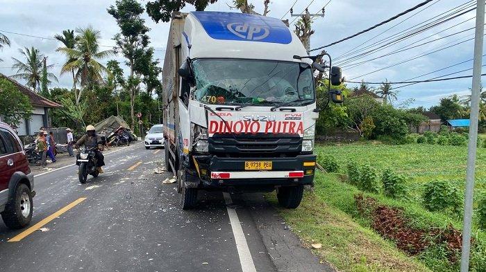 Situasi di TKP pasca terjadinya lakalantas beruntun di jalur tengkorak Jalan Raya Denpasar-Gilimanuk wilayah Kecamatan Mendoyo, Jembrana, Bali