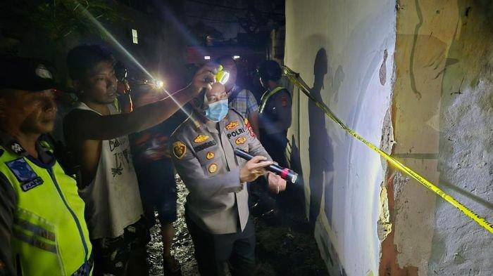 Situasi pascakebakaran rumah kos di Jl. Dukuh Sari, Gg. Banteng, Denpasar. Tampak aparat kepolisian menyambangi TKP.
