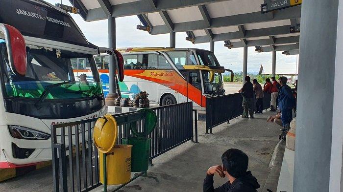 Ram Check - Puluhan bus itu pun dilarang beroperasi saat Nataru. Hal itu bisa membahayakan keselamatan penumpang. Bahkan petugas juga memberikan stiker kepada bus tersebut.