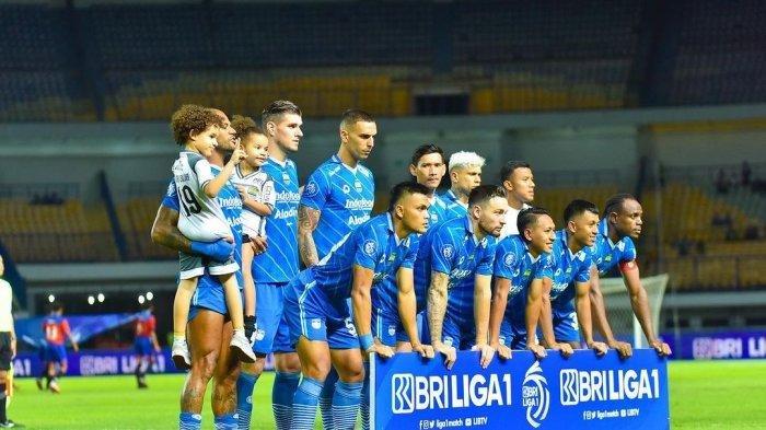 Persib Bandung vs PSIS Semarang akan berlangsung pada 20 Agustus 2023, pukul 20.00 WITA.
Ini menjadi tantangan tersendiri, mengingat skuad Maung Bandung cukup rapuh saat ini.
Dua pemain muda bergabung ke Timnas Indonesia, sedangkan beberapa pemain sedang cedera.