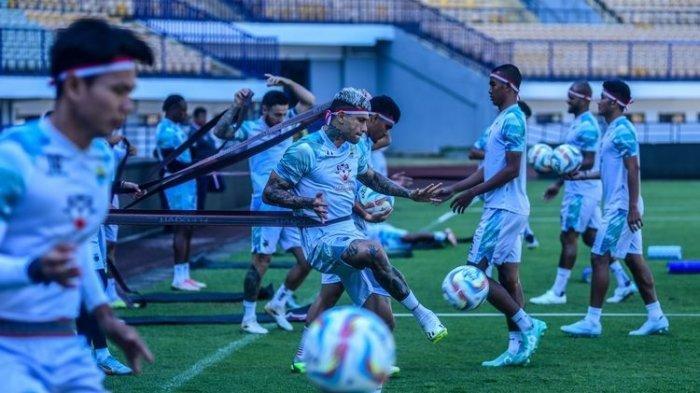 Skuad Persib Bandung menggelar latihan di di Stadion Gelora Bandung Lautan Api (GBLA), tepat pada pada HUT ke-78 Republik Indonesia, Kamis 17 Agustus 2023.