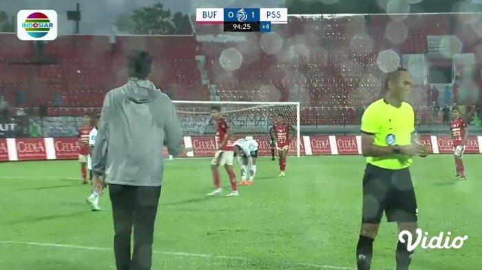 Potongan gambar Teco mendapat kartu kuning dari wasit. Vidio.com - Soal Kinerja Wasit Liga 1 Indonesia, Teco: Mudah-mudahan Semua Cara PSSI Berhasil